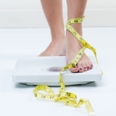 Pakiet Skok na wagę polecany jest osobom z nadwagą, zaburzeniami metabolicznymi lub zagrożonym cukrzycą typu 2. To kompleksowa ocena ryzyka metabolicznego i zdrowia wątroby oraz trzustki