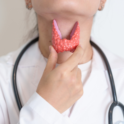 Pakiet Choroba Gravesa-Basedowa umożliwia dokładną ocenę pracy tarczycy oraz poziomu witaminy D3. Zawiera oznaczenia TSH, FT3 i FT4, które pozwalają sprawdzić funkcjonowanie gruczołu